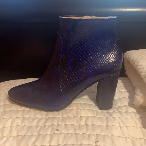Snake print heeled bootie in dark midnight - Picture 2 of 5